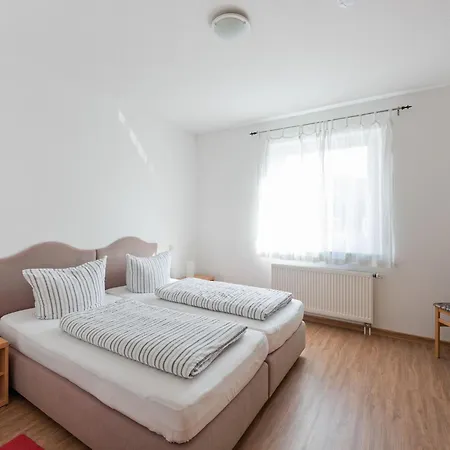 Spacious Near Forest In Apartman