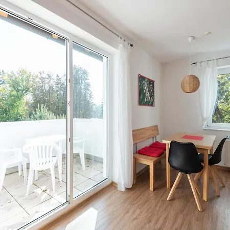 Spacious Near Forest In Διαμέρισμα