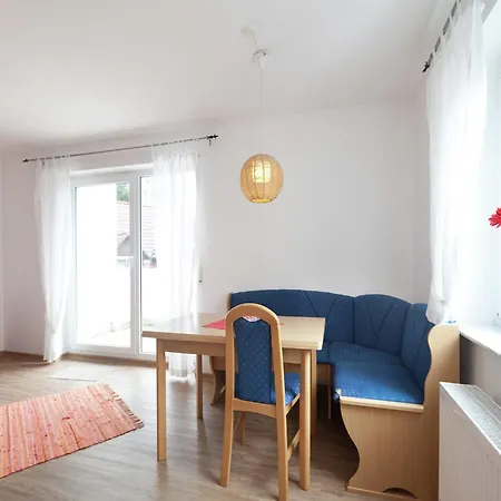 Spacious Near Forest In Apartman