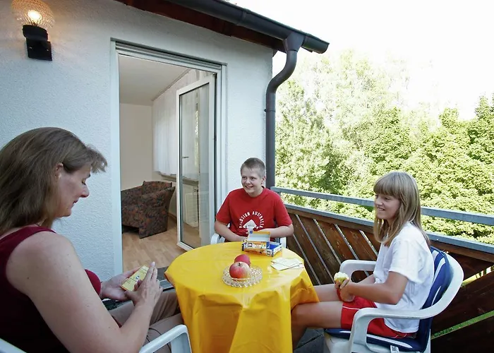 Spacious Near Forest In アパート *